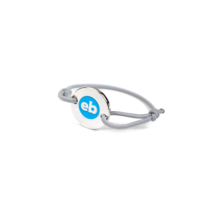 Pulseiras de tecido com medalha gravada