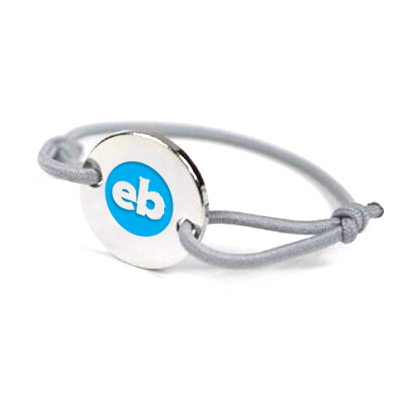 Pulseiras de tecido com medalha gravada