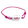 Pulseiras de tecido com medalha gravada