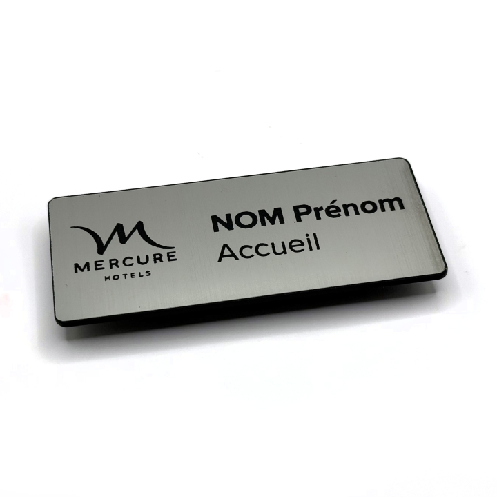 Crachá com nome retangular magnético 70x30 mm efeito metal escovado gravado