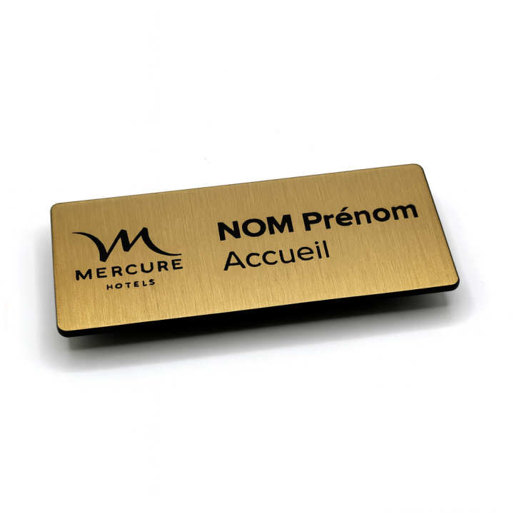Crachá com nome retangular magnético 70x30 mm efeito metal escovado gravado