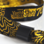 Pulseiras de tecido com fios dourados ou prateados